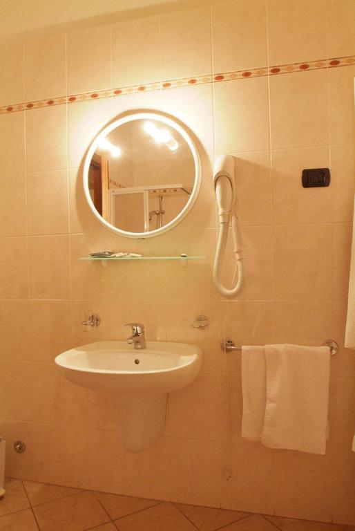 Hotel La Maddalena Quattro Castella Habitación foto